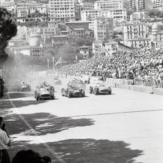 Nach dem Start in Monaco 1955 lagen Fangio (Mercedes), Ascari (Lancia) und Moss (Mercedes) gleichauf