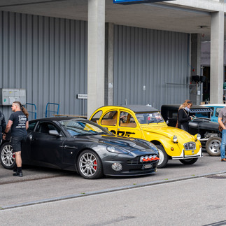 Aston Martin und 2CV am Filmautotreffen