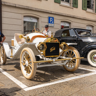 Ford Model A bei Wald rollt