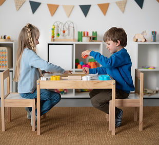 ninos-tiro-completo-sentados-juntos-mesa.jpg