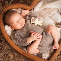 Photographe nouveau-né Yvelines - bébé endormi avec doudou décor en studio