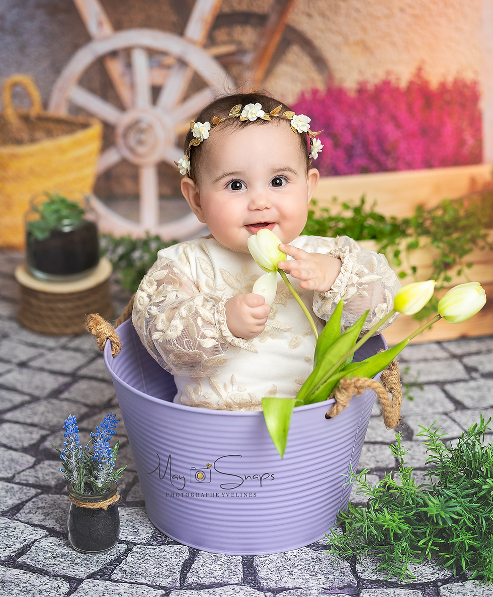 Shooting bébé 1ère année - bébé dans pot violet avec tulipes