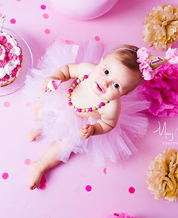séance photo smash the cake shooting yvelines les mureaux photographe maysnaps myriam tabib anniversaire gateau bébé enfant studio pro bougie baignoire email vintage bulle savon mousse charlotte ruban serviette jouet ballon paillettes confett