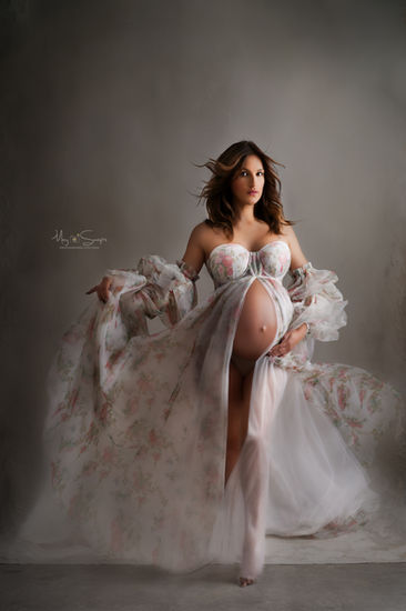 Séance grossesse robe blanche vaporeuse créatrice - studio Bazemont