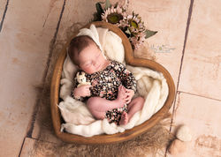 Photographe naissance Yvelines - panier cœur décor floral
