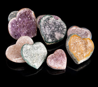 Corazones de Piedras Preciosas con diferentes colores sobre fondo negro. solferinoweb