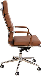 Silla de oficina marrón de cuero vista lateral con ruedas y detalles metálicos.