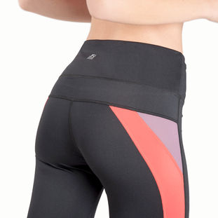 Mujer con leggings negros y detalles coloridos; solferinoweb, en un estudio.