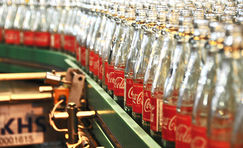 Botellas de Coca-Cola en una línea de producción, etiqueta roja, solferinoweb.