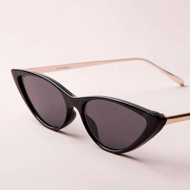 Gafas de sol negras con montura dorada, elegantes y modernas, solferinoweb.