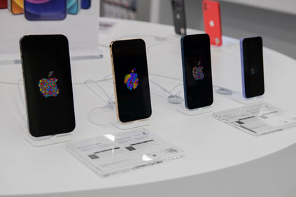Varios teléfonos Apple muestran el logotipo en la tienda, con etiquetas. solferinoweb