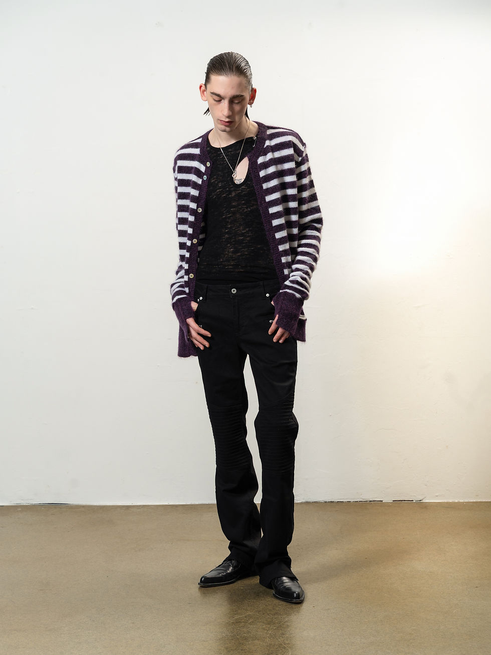 Thumbnail: Eggplant Mohair Cardigan im kompletten Look mit weichem Volumen und gestreifter Strickstruktur