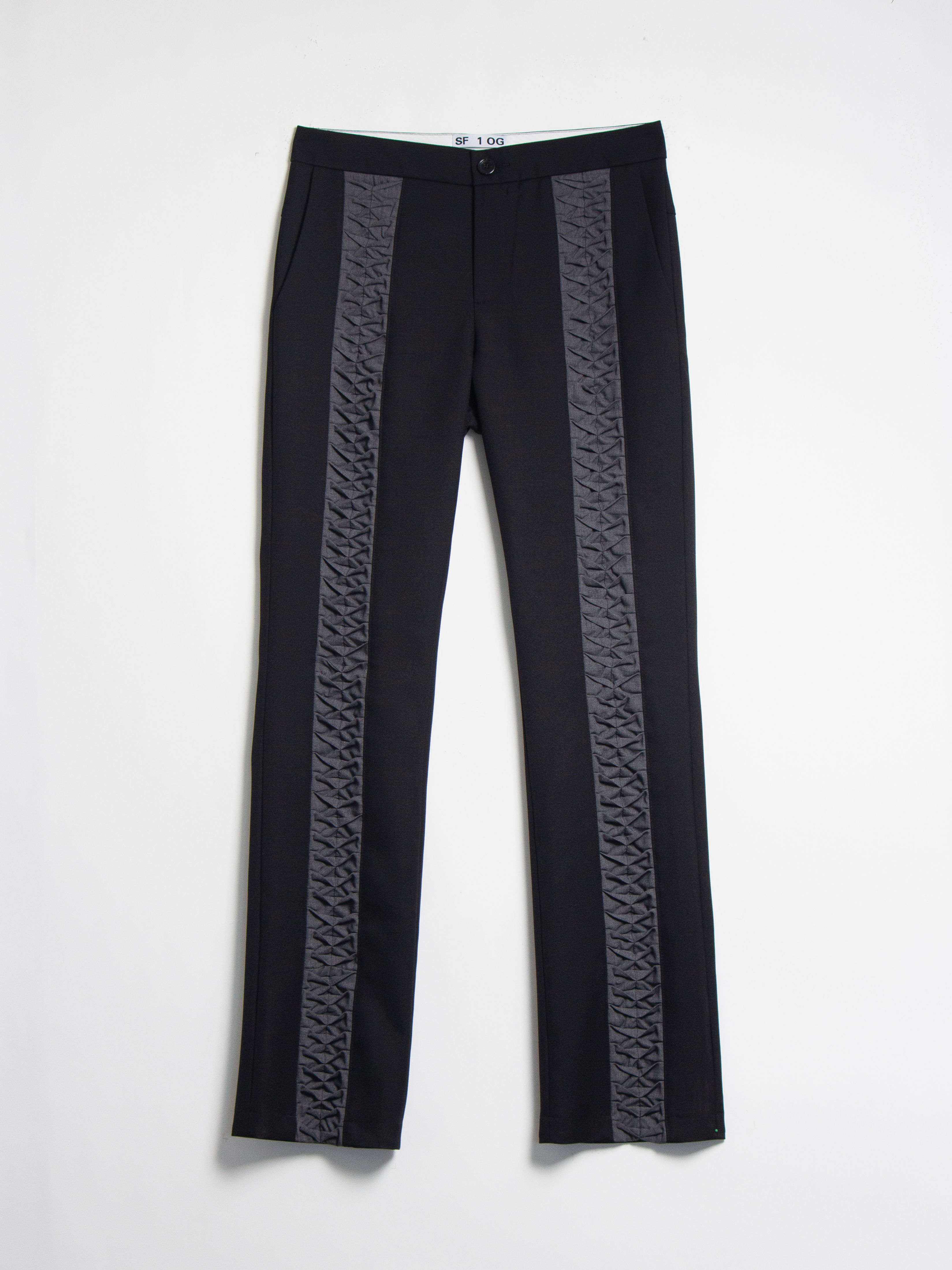 Schwarze Bootcut Hose mit texturierten, vertikal eingesetzten Front-Panels und leicht ausgestelltem Bein