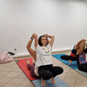 Moterų Shakti jogos praktika Rudaminoje – švelni Hatha ir Vinyasa joga su gyva muzika ir terapiniais instrumentais Šavasanoje.