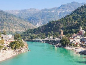 Gangos upė Rišikeše – šventa Indijos upė, simbolizuojanti moterišką Shakti energiją, apsivalymą ir gyvybės tekėjimą jogoje.