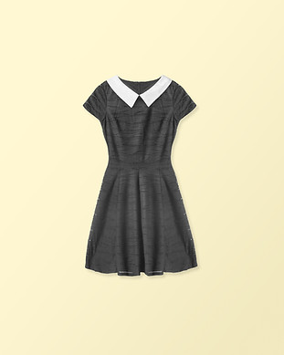 Schwarzes Kleid mit weißem Kragen