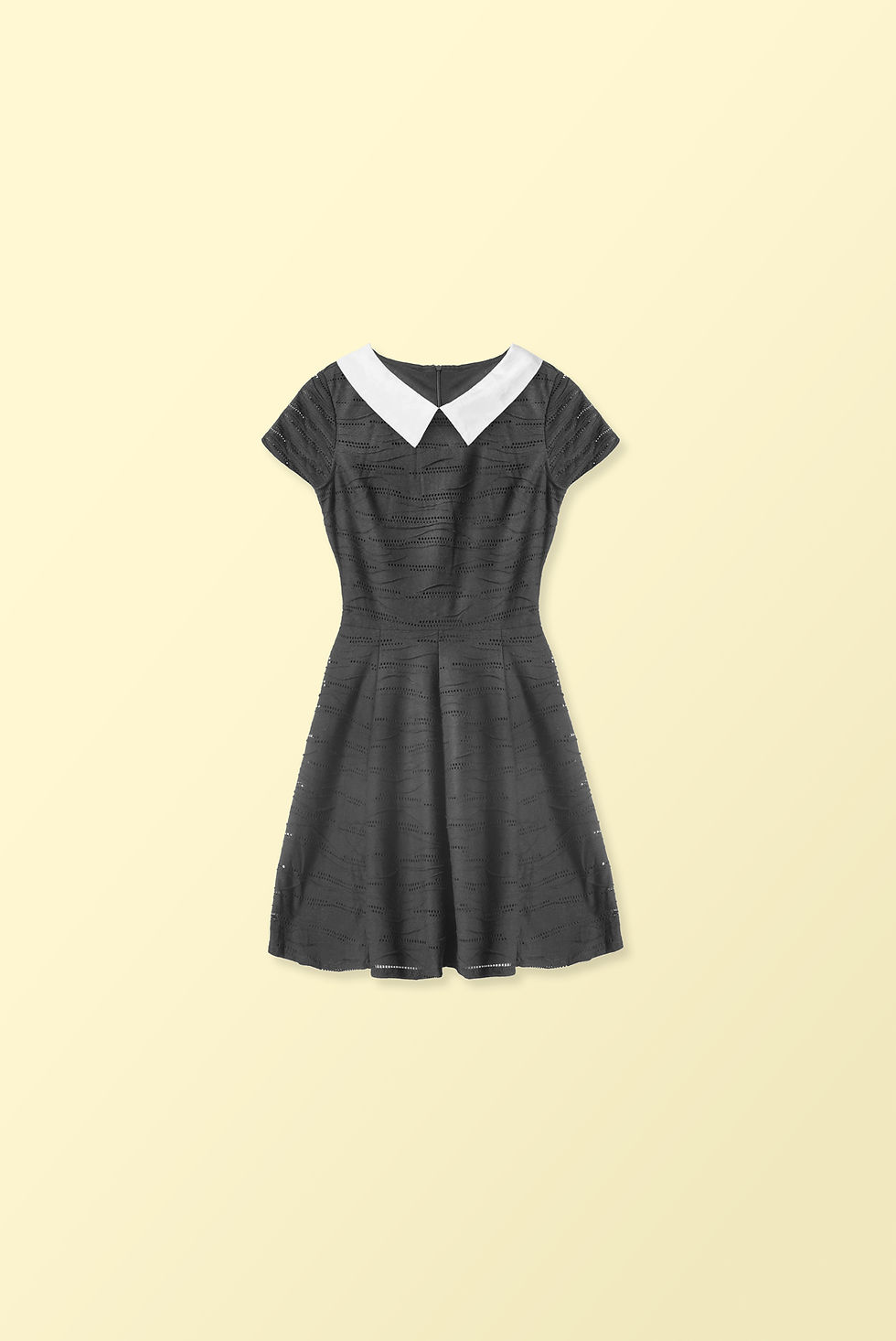 Schwarzes Kleid mit weißem Kragen