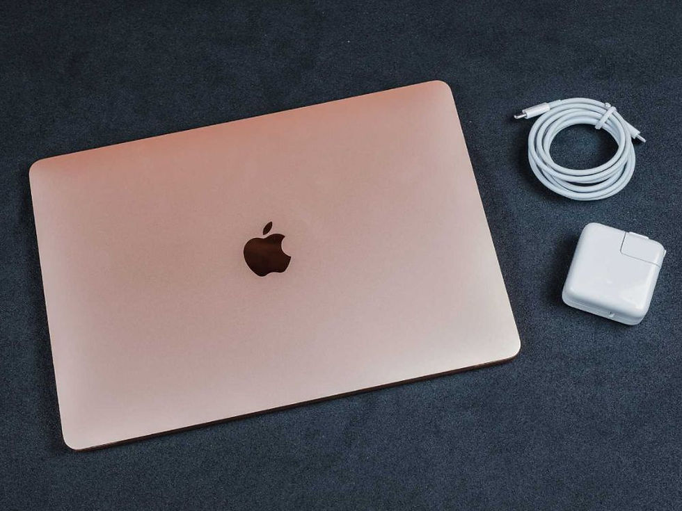 MacBook Air M1 sendo usado em 2024 - performance e design ainda relevantes.