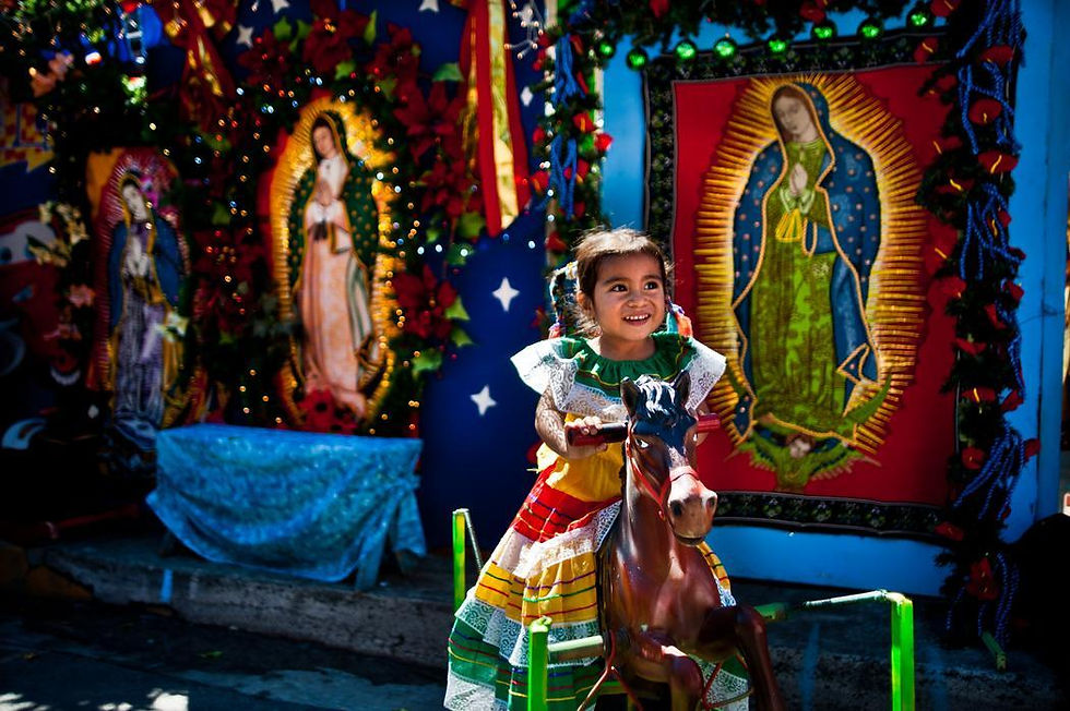 Una niña posa para una foto con un fondo improvisado afuera de la Basílica de Guadalupe en San Salvador, El Salvador. Los salvadoreños festejan también la aparición de la virgen a Juan Diego el 12 de diciembre. Foto de Jose CABEZAS/AFP/Getty Images