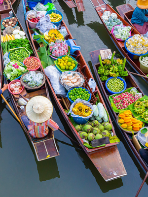 Os fascinantes mercados tailandeses: cores e sabores móveis 