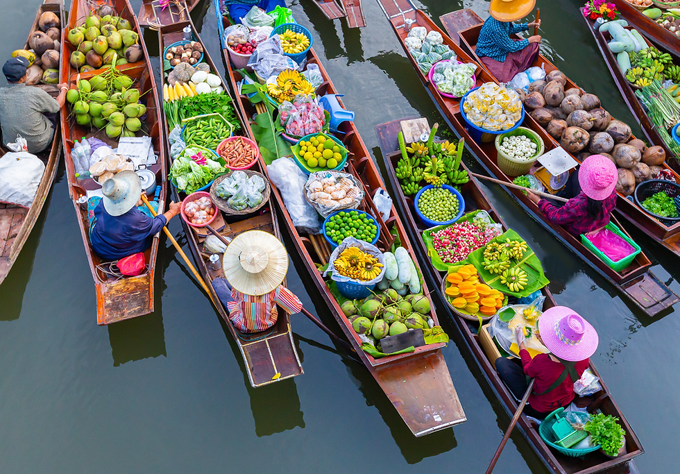 Os fascinantes mercados tailandeses: cores e sabores móveis 