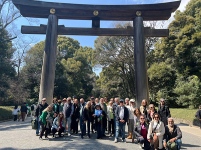 Viajantes reunidos em grupo no tour Japão e Coreia do Sul na Florada das Cerejeiras