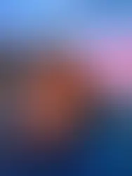 Vista panorâmica de Manarola ao pôr do sol. A aldeia é composta por casas coloridas em tons de terracota, amarelo e rosa, empilhadas num penhasco íngreme sobre o Mar da Ligúria. À esquerda, barcos de pesca azuis e brancos estão estacionados num caminho de pedra junto à água. O céu apresenta um gradiente de azul e rosa vibrante, cujas cores se refletem suavemente na superfície calma do mar. Rochas escuras emergem da água junto à costa, e uma pequena doca de pedra estende-se em direção ao mar à direita.