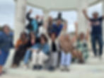 Passageiros do tour Cuba deslumbrante com Panamá reunidos. Alguns sentados, outros e pé. A maioria deles está com os braços erguidos para cima. Todos sorriem para a foto.