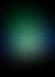 O espetáculo da Aurora Boreal colorindo o céu em tons de verde e azul. Vê-se a sombra de pinheiros ao fundo.