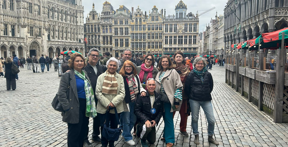 Viajantes reunidos em grupo no tour As Tulipas de Keukenhof com cruzeiro pela Holanda e Bélgica