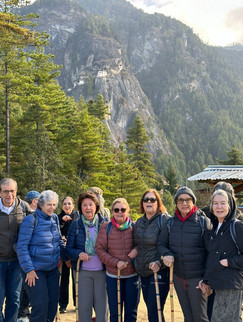 Viajantes em frente a uma montanha no Butão.