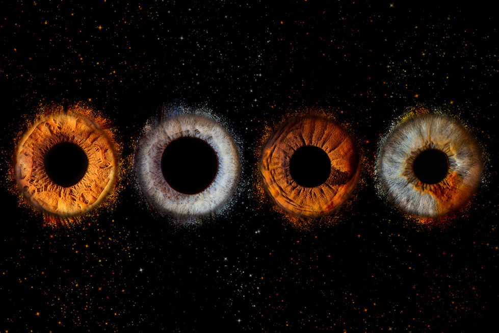 Makroaufnahme mehrerer menschlicher Iriden mit farbigen Pigmentstrukturen auf schwarzem Hintergrund – künstlerische Irisfotografie.