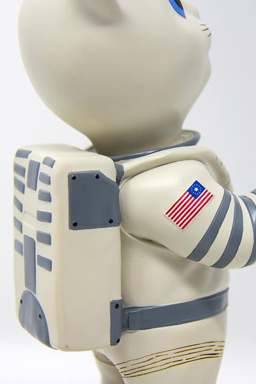 Mr. Pebbles (a white cat with blue eyes wearing a white space suit) from Fallout 76 desk lamp, space suit detail