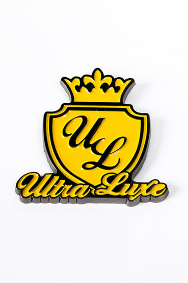 6 piece soft enamel pin set featuring the casinos of Fallout: New Vegas: The Tops, Vault 21, Silver Rush, Gomorrah, Ultra Luxe, and Atomic Wrangler. The backs have 1-2 pin posts with premium gold locking backs, and comes packaged in a box featuring an NCR Veteran Ranger and the New Vegas neon sign on the front