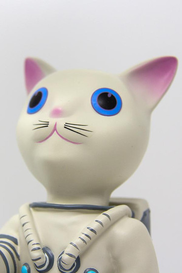 Mr. Pebbles (a white cat with blue eyes wearing a white space suit) from Fallout 76 desk lamp, close up of his face to show facial detail