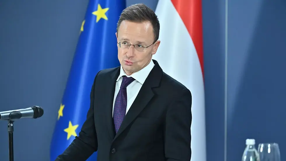 On je kritike evropskih političara na račun američkog predsednika Donalda Trampa i zahtjeve za prisustvo Europe za pregovaračkim stolom nazvao „povicima frustriranih liberalnih evropskih političara koji su u poslednje tri godine vodili promašenu politiku, dovodeći Europu u veoma tešku situaciju“.