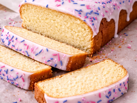 •Mjuk vaniljkaka med glasyr…