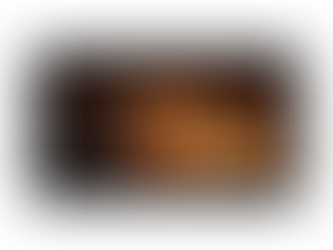 eine Tür, die offen steht, ein Lichtstrahl der ins Zimmer fällt