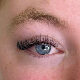 Close of of a beautiful set of hybrid semi permanent eyelash extensions