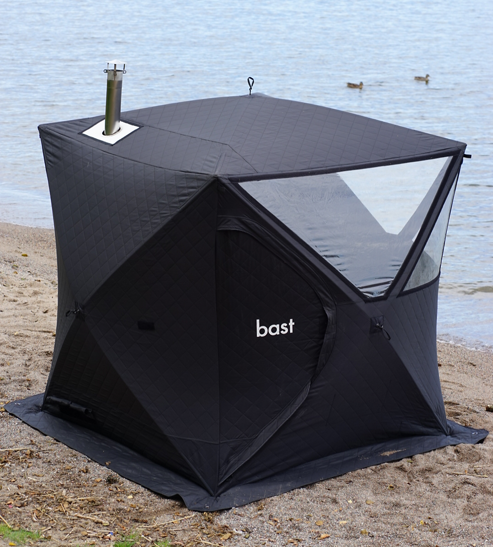 Svart bastutält på stranden