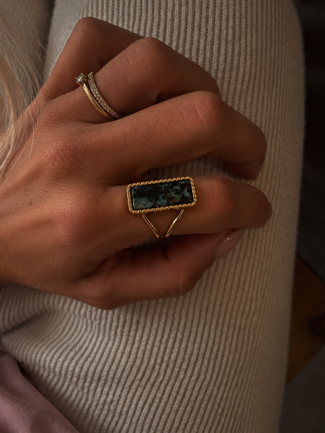 bague Iseult se distingue par sa grande pierre rectangulaire aux nuances de vert