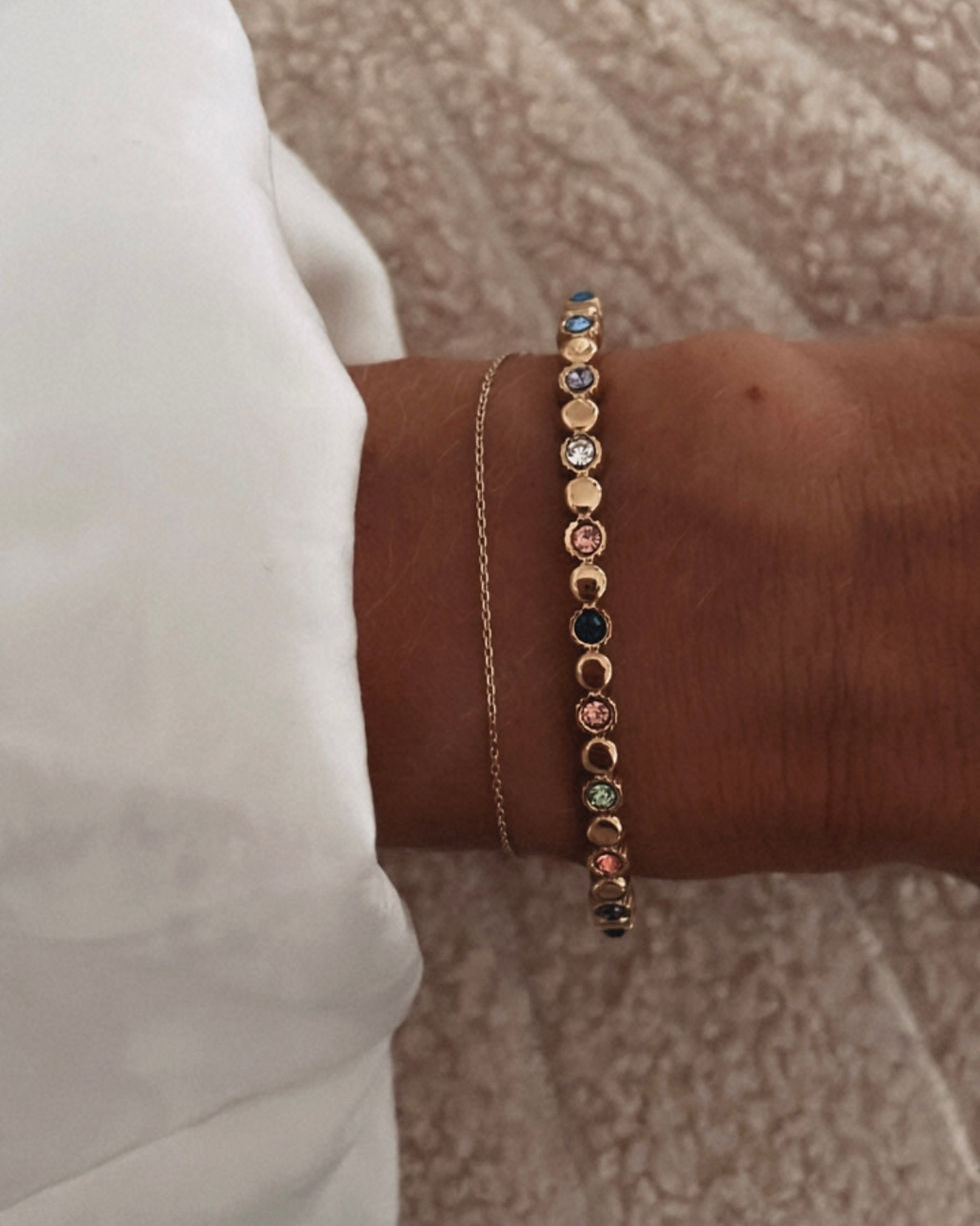Bracelet jonc doré pierres multicolores – Léo  Coloré et tendance 🌈 Ce jonc doré se pare de petits cristaux multicolores qui