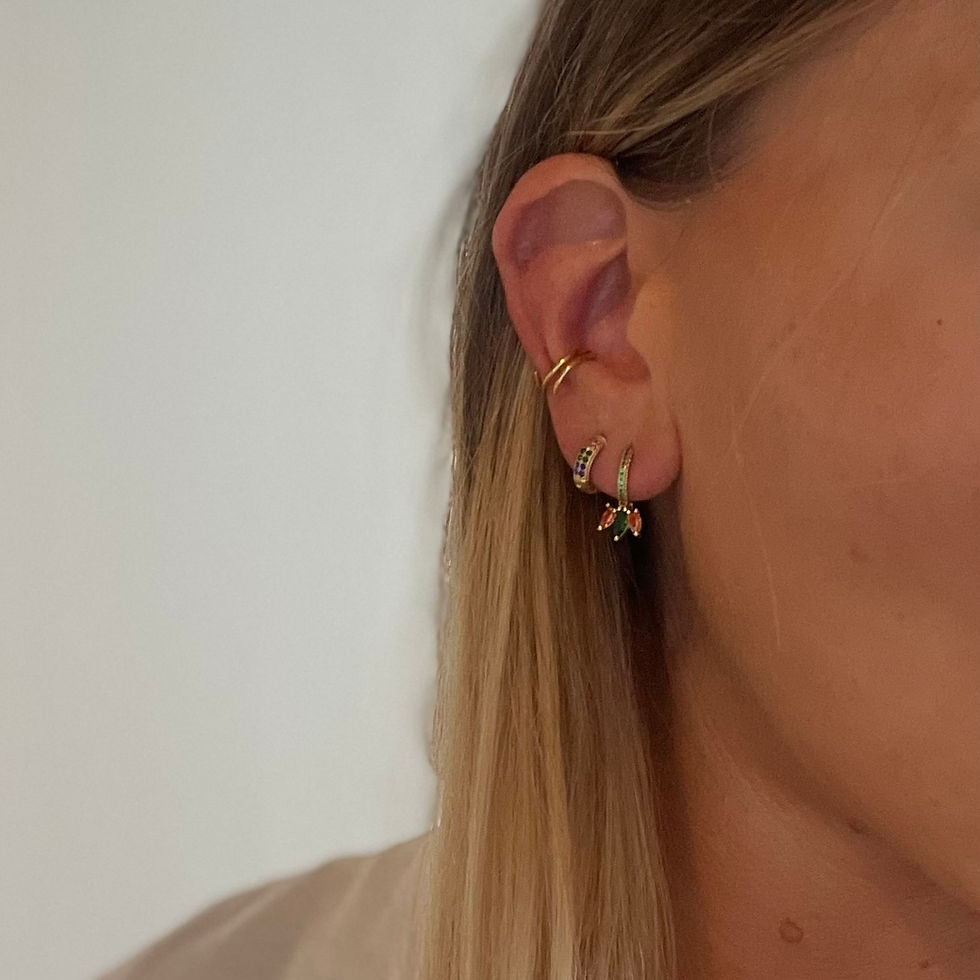 Thumbnail: Avec leurs petites pierres vertes et orange, ces créoles dorées ont un esprit solaire très chic. Elles se portent aussi bien