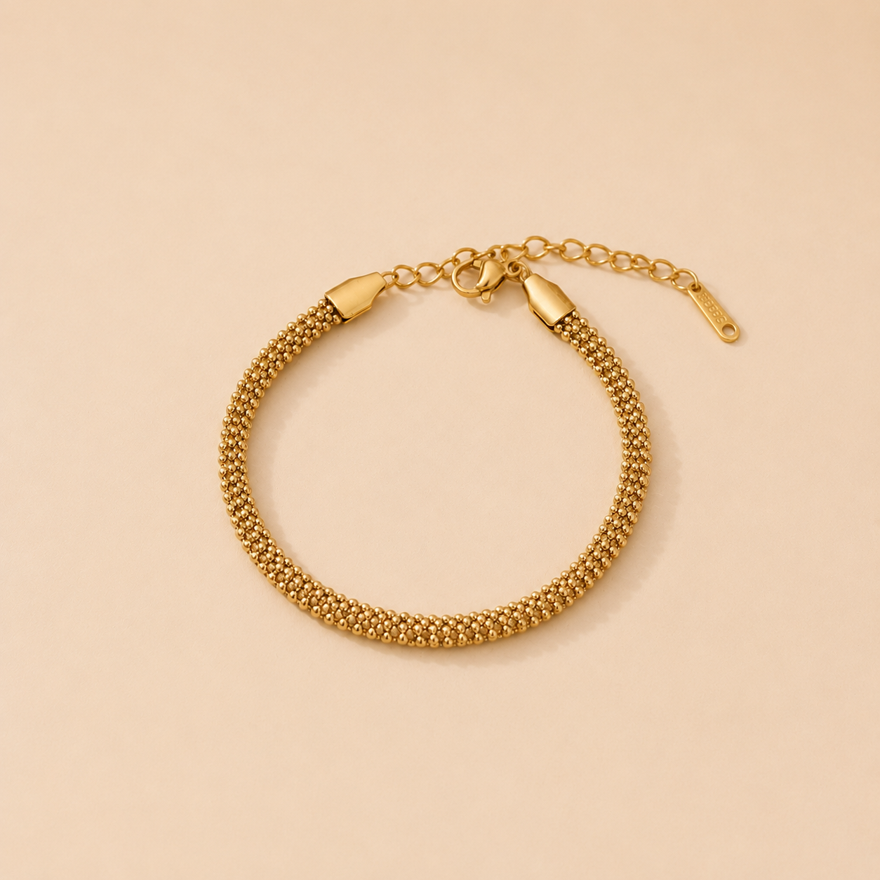 Lumineux et texturé, le bracelet Calista est composé d’une maille souple entièrement travaillée de petites perles dorées. Une