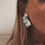 Thumbnail: Boucles d’oreilles Ginkgo – Élise Inspirées des feuilles de ginkgo, ces boucles d’oreilles en acier inoxydable argenté se dis