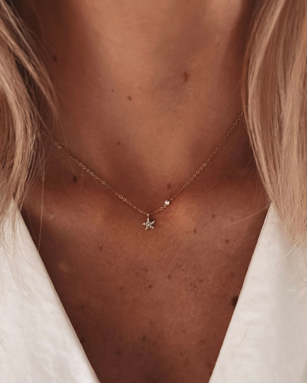 Collier étoile de mer dorée – Gabriel  Un bijou inspiré de l’océan 🌊 Orné d’un pendentif étoile de mer délicatement serti de