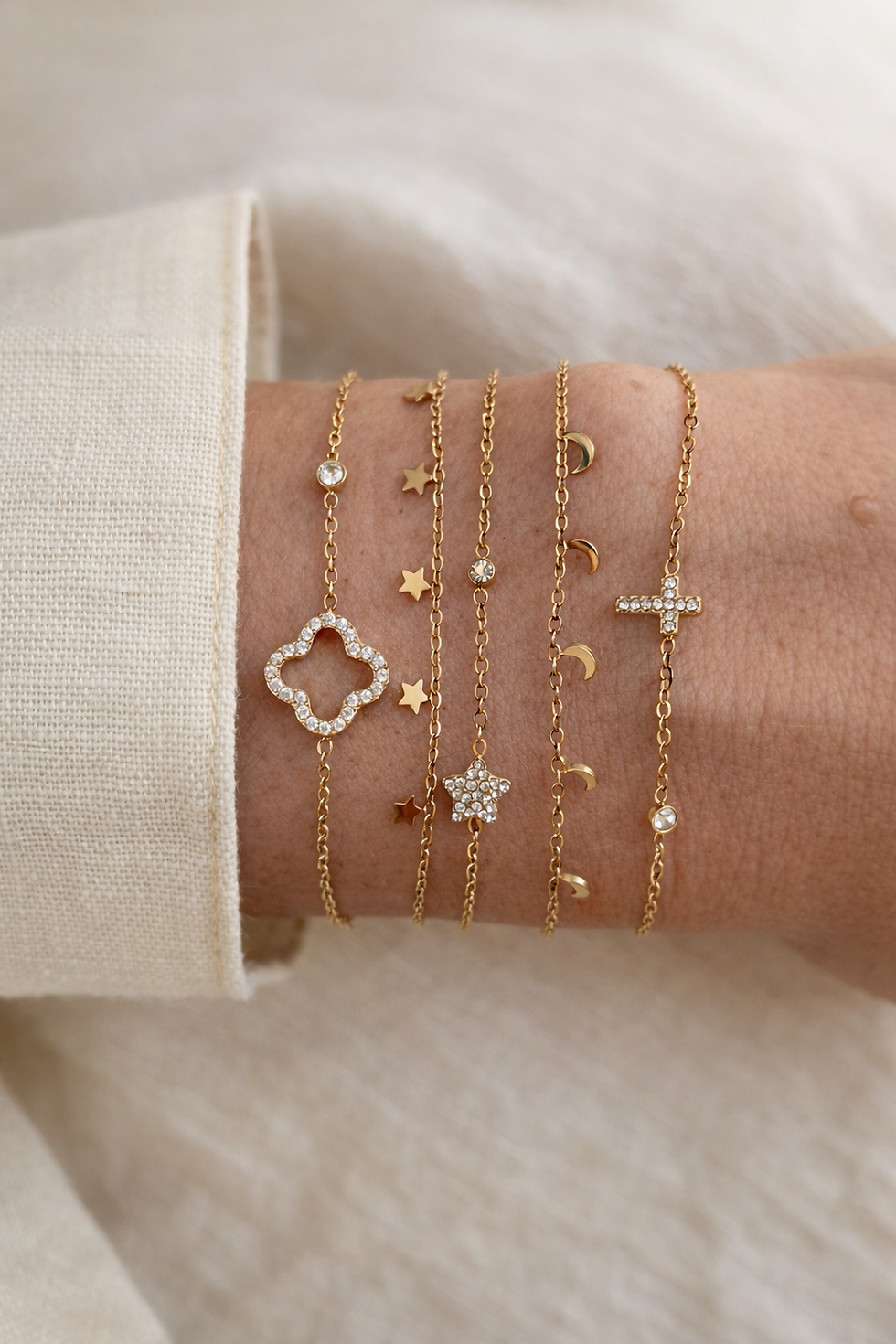 Thumbnail: bracelet fin décoré de petites lunes pendantes qui donnent au poignet un esprit bohème, féminin et légèrement poétique