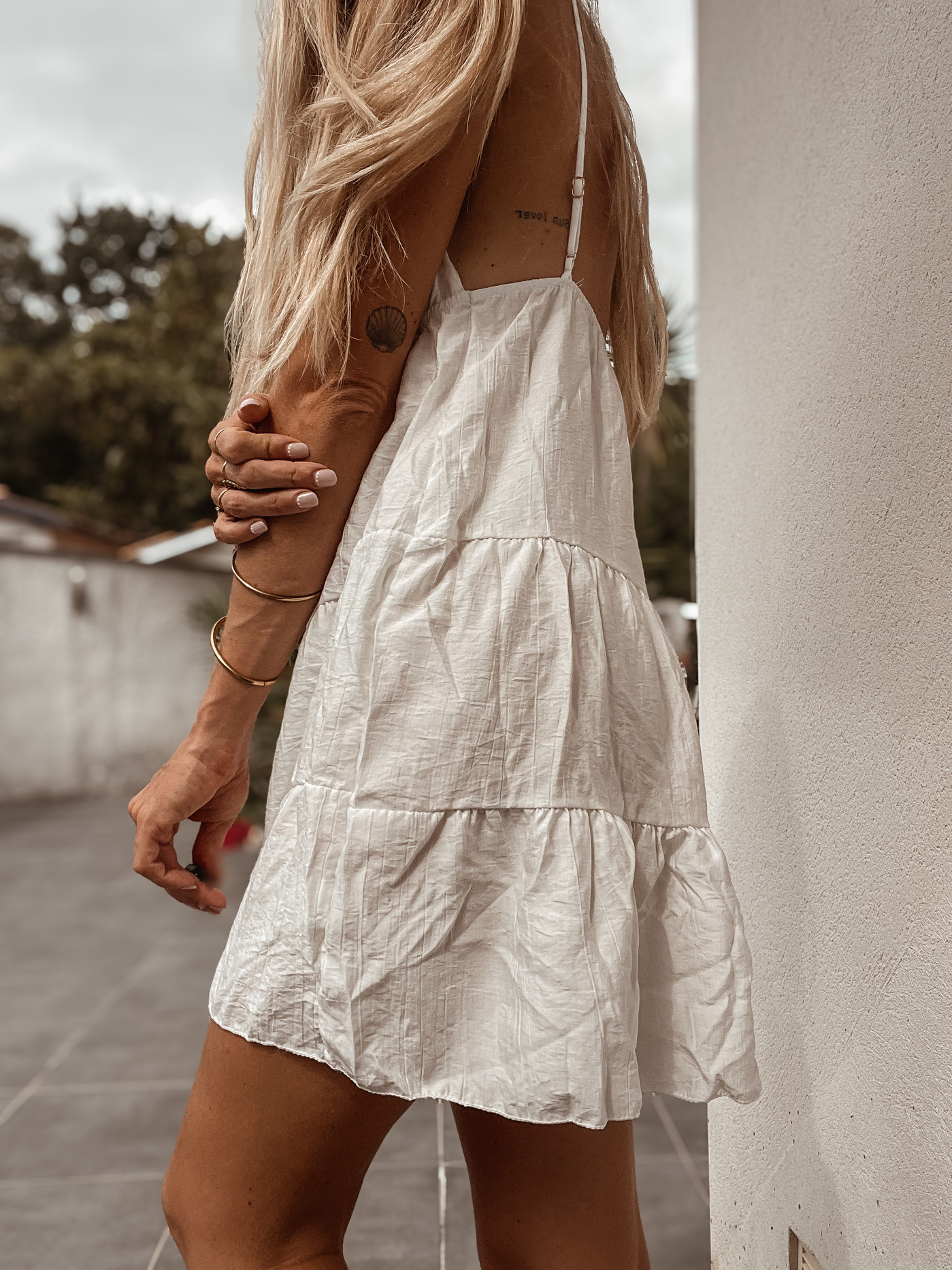 Robe dos nu Blanche Alméa portée sous le soleil d'été