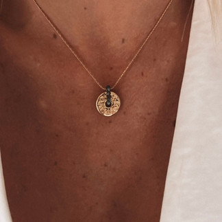 Collier fluide doré en acier inoxydable avec détail de perles vertes