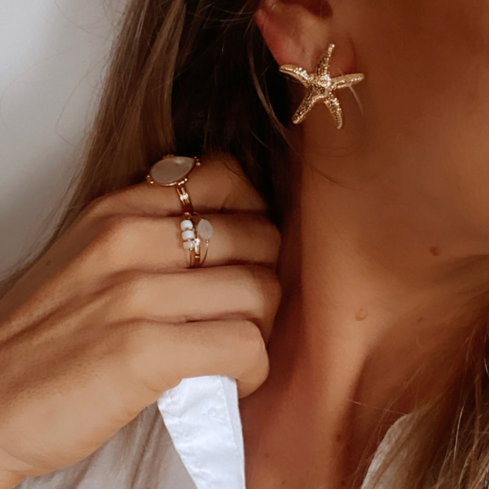 Thumbnail: Les boucles d’oreilles Klara apportent une touche solaire Avec leur forme d’étoile de mer